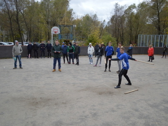 В Иванове «трудные» подростки освоили игру в городки