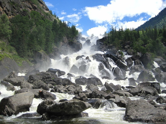 Алтайский водопад признали одним из самых красивых в стране