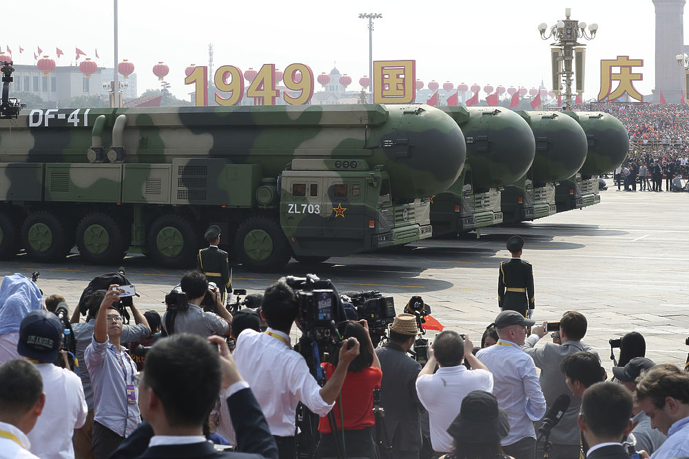На впечатляющем параде в Китае показали новейшую баллистическую ракету