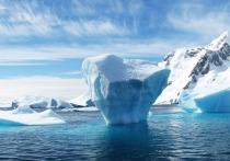 От шельфового ледника Эймери в Антарктиде откололся айсберг, площадь которого оценивается в 1 600 квадратных километров, толщина — в 210 метров, а вес — в 215 миллиардов тонн