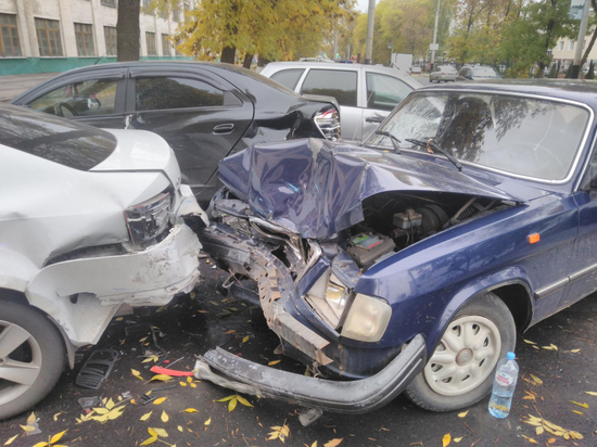 В Тамбове «ГАЗ» разбил четыре машины на парковке