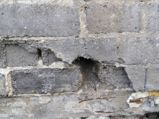 Дыру в несущей стене памятника пробили коммунальщики в Екатеринбурге