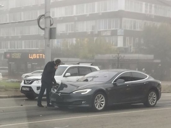 В Иркутске в ДТП пострадал автомобиль Tesla Model S