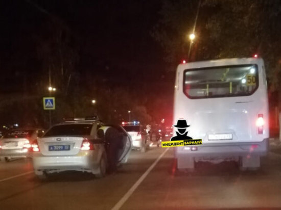 Видео: молодой водитель сбил двух человек на пешеходном переходе в Барнауле