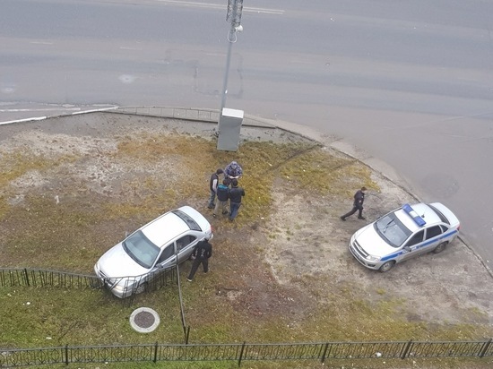 Автомобиль влетел в забор в центре Нового Уренгоя