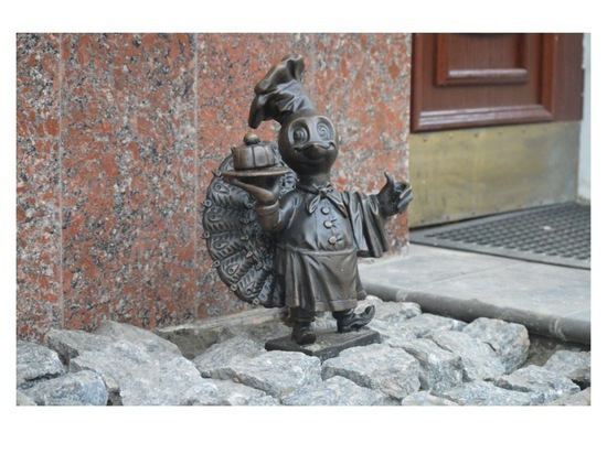 Седьмую мини-скульптуру павлиненка установили в Серпухове