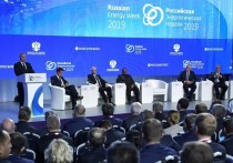 Уйти от долларовых расчетов Россия вынуждена в целях собственной безопасности, заявил Владимир Путин на пленарной сессии «Российской энергетической недели»