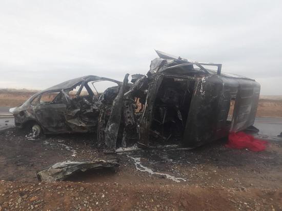 В Калмыкии взорвались две машины, водители погибли