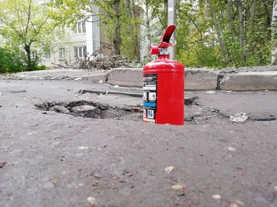 Ярославец замерил дорожные ямы огнетушителем