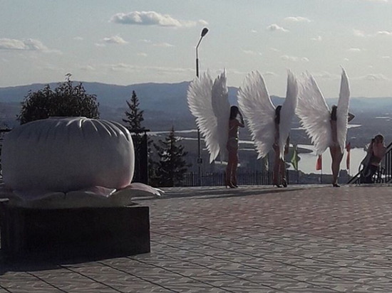 В Улан-Удэ в Дацане на Лысой горе устроили фотосессию с полуобнаженными ангелами