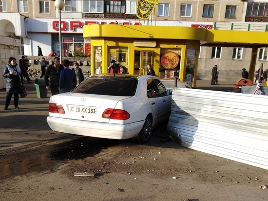 Белый “Мерседес” влетел на остановку общественного транспорта в Новокузнецке