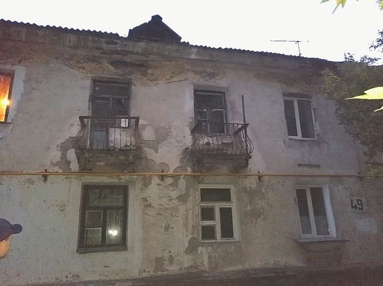 В Барнауле три семьи живут в доме без отопления и с рухнувшей крышей