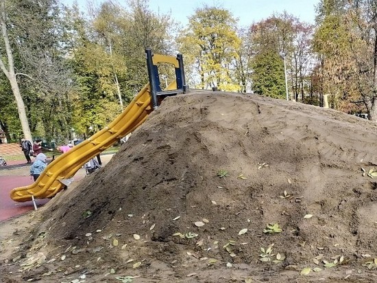В Ярославле соорудили детскую горку из грунта и песка