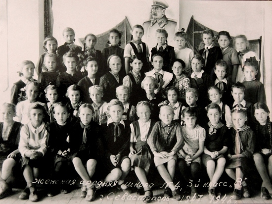 В Севастополе есть дружная группа женщин, которые пошли в школу в 1945 году.