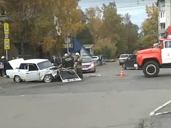 У иномарки вырвало кусок: серьезное лобовое ДТП произошло в Кузбассе