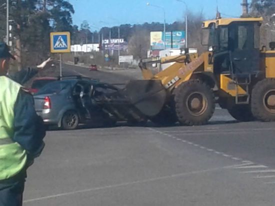 Двое пострадали в ДТП между трактором и Renault в Чите