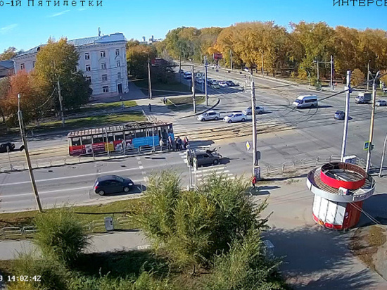 В Челябинске легковушка сбила пенсионера, переходившего на красный свет