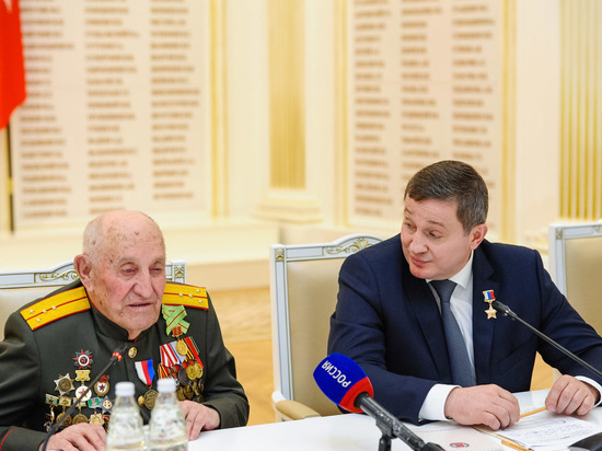 Андрей Бочаров поздравил ветерана ВОВ Евгения Рогова с 95-летием