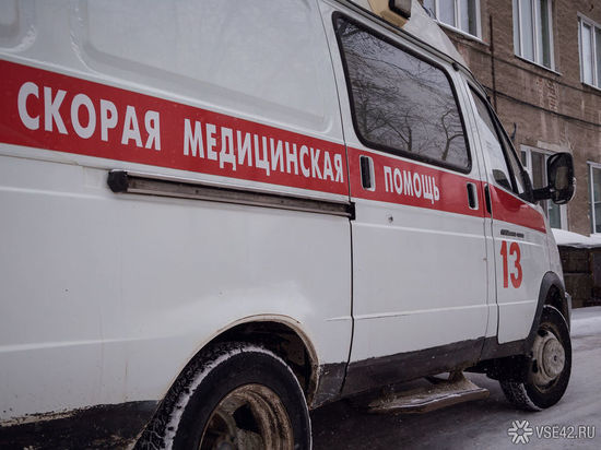 Девушка упала в припадке на концерте столичной группы в Кемерове
