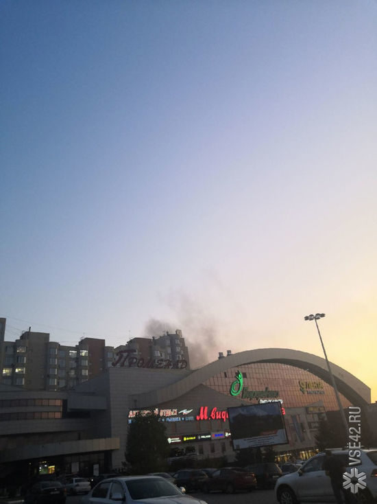 Над известным кемеровским торговым центром поднялся густой дым