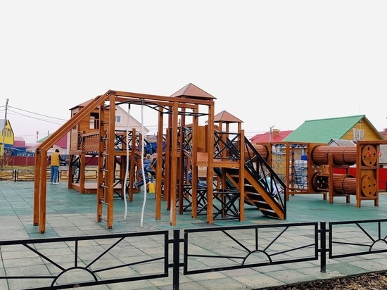В двух микрорайонах Салехарда открылись новые детские площадки