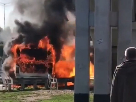 На Ейском шоссе в Краснодаре сгорел автобус