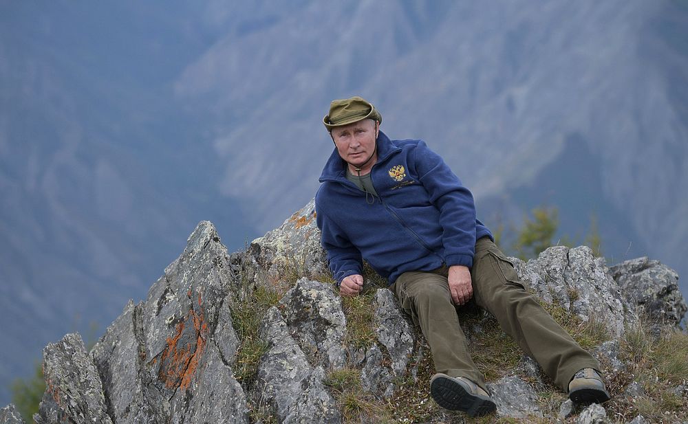 День рождения Путина в фотографиях: тайга, грибы и Шойгу