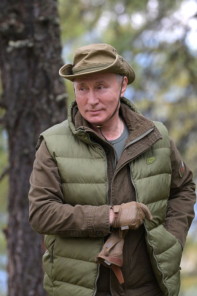 День рождения Путина в фотографиях: тайга, грибы и Шойгу