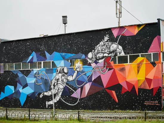 В Муравленко художница создала «космос» на стене здания