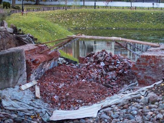 В Карякинском парке Рыбинска разрушили старинный мостик