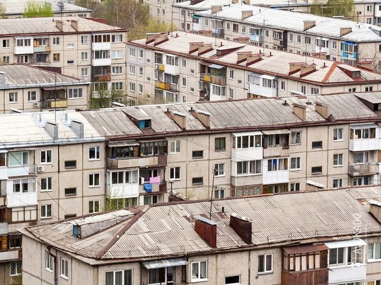 В Кузбассе из-за недосмотра родителей малыш оказался закрыт на балконе