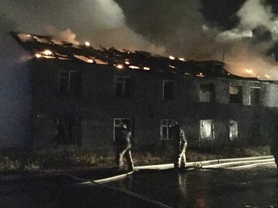 В Новом Уренгое ночью сгорел расселенный дом