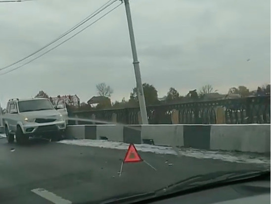 Эвакуатор увозит автомобиль, «поскользнувшийся» на Зареченском мосту в Туле