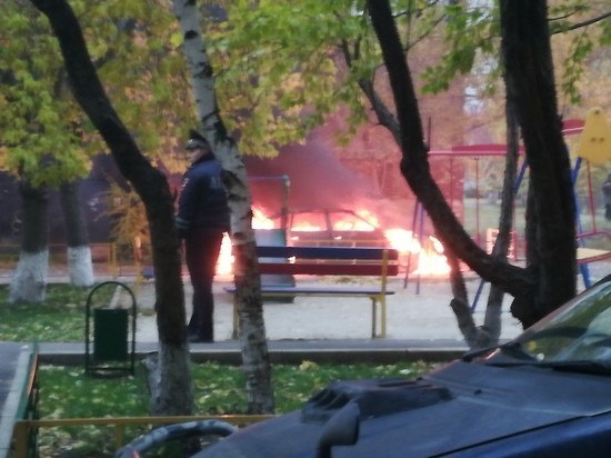 В Солнечном одновременно горят машина и квартира