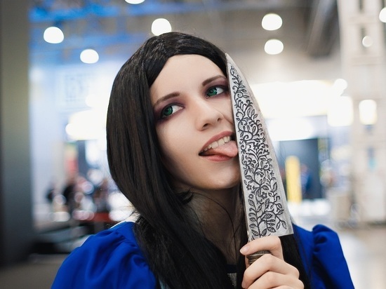 Тулячка  пришла на Comic Con Russia с  огромным ножом