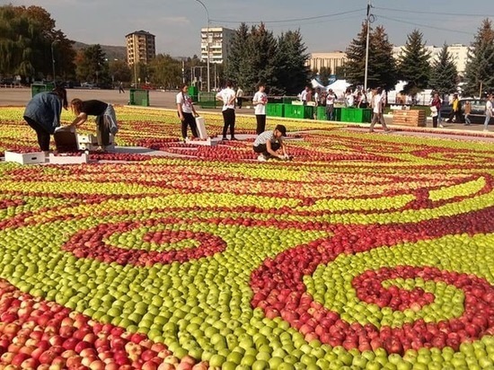 Яблочное «Древо жизни» стало апофеозом фестиваля кулинарного искусства