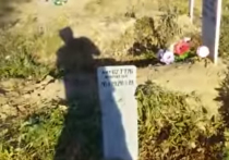 Похоронная служба объяснила, что у заведующего кладбищем "сломался трактор"