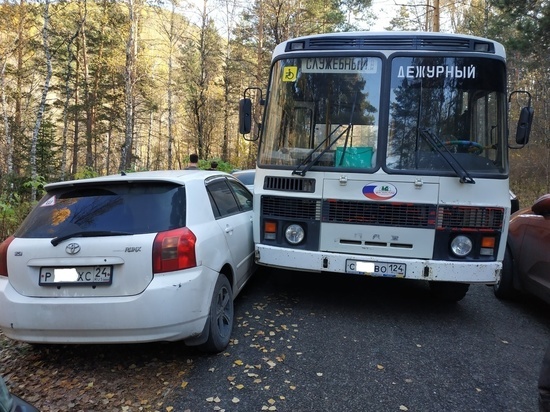 Возле «Столбов» автобус задел иномарку: виновата хаотичная парковка