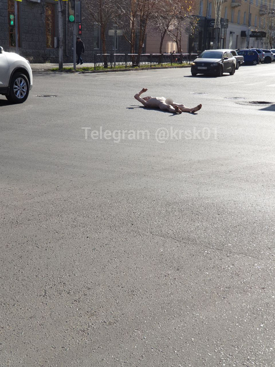 В центре Красноярска голый мужчина лег прямо на проезжую часть