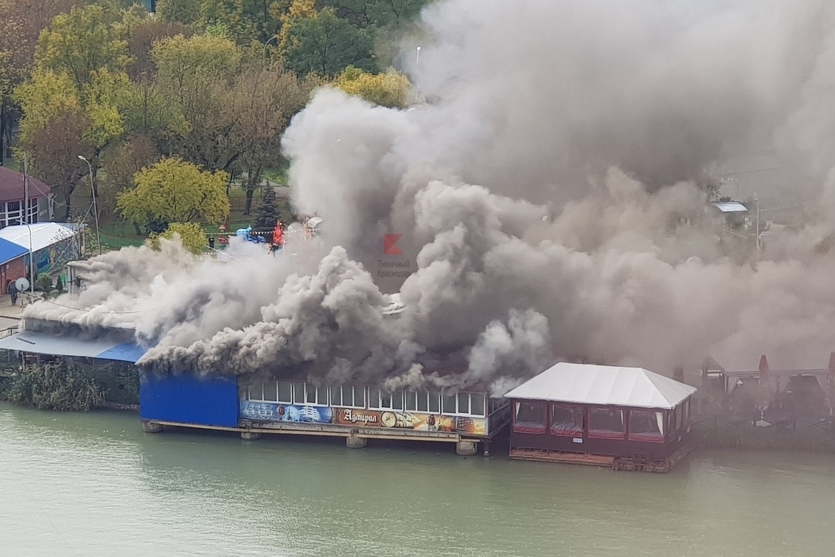 В краснодарском парке «Солнечный остров» загорелся ресторан - МК на Кубани