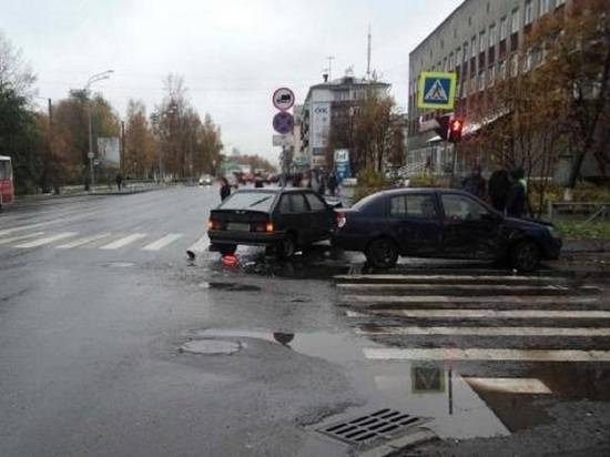 Две легковушки не смогли разъехаться на перекрёстке в Архангельске