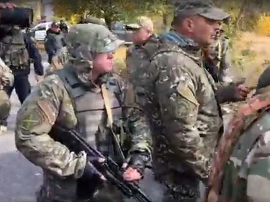 Колонна радикалов со стрельбой прорвалась через КПП в Донбасс