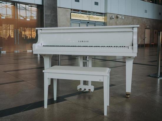 В аэропорту появился роскошный белый рояль: сыграть на нем смогут все