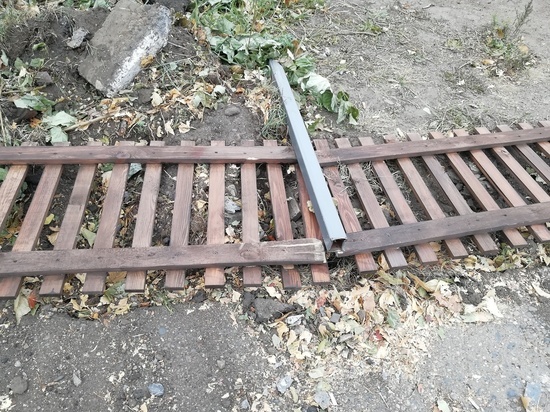 Дорожники экскаватором сломали декоративное ограждение на улице Читы