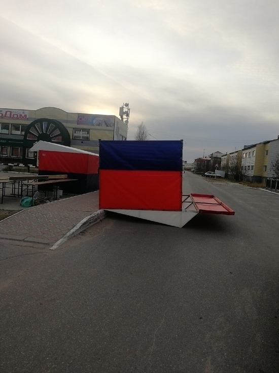 Ветер снес торговую палатку на тротуар в Муравленко
