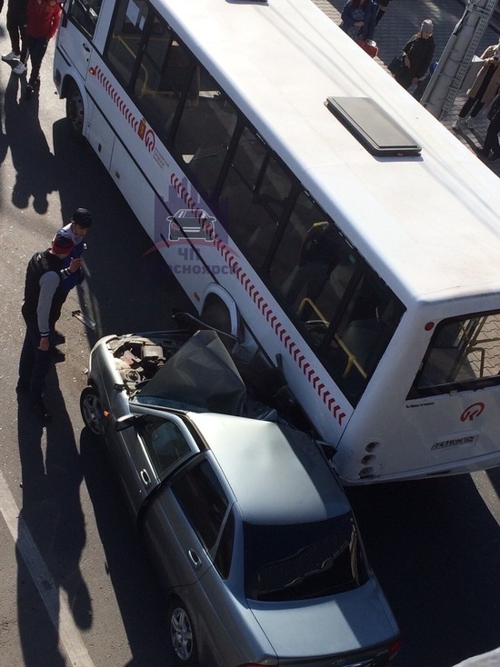 «Габаритная» Приора заехала под автобус в центре Красноярска