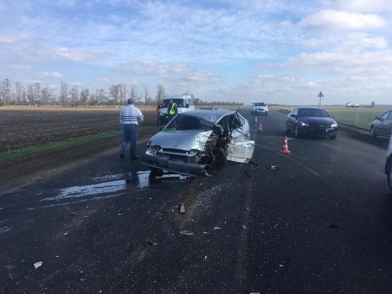Водитель ВАЗа на Кубани пострадал после столкновения с грузовиком