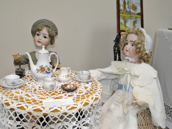 В музее Ноябрьска демонстрируют антикварных кукол и предметы старины