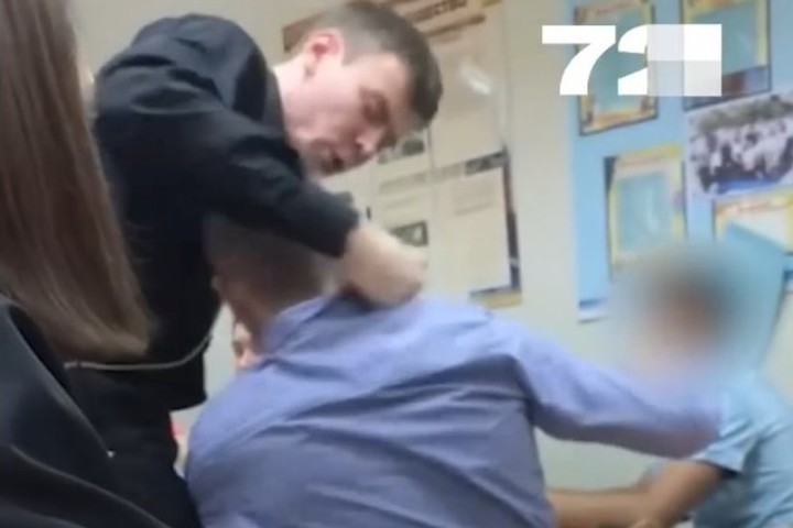 В липецком колледже избили преподавателя. Избиение учителя в школе. Учитель избил ученика. Школьники побили учителя.