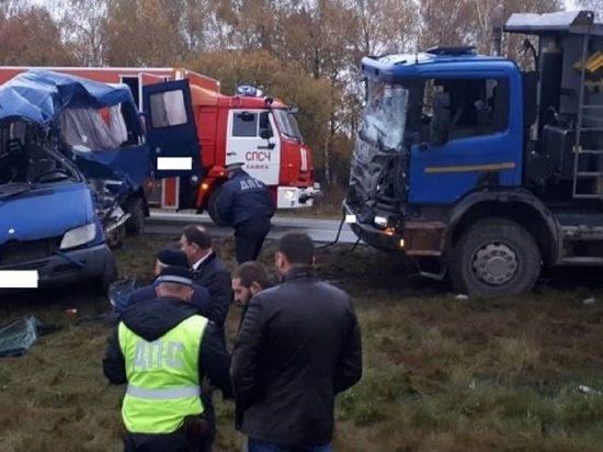 Три человека погибли и семь ранены в ДТП с микроавтобусом в Калужской области